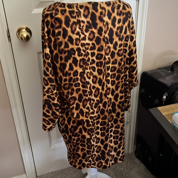 L&B, Medium Animal Print Top - Picture 2 of 4